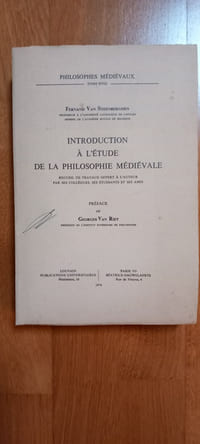 Philosophes médiévaux- tome XVIII-
INTRODUCTION À L'ÉTUDE DE LA PHILOSOPHIE MÉDIÉVALE.
Recueil de travaux offert à l'auteur par ses collègues, ses étudiants et ses amis.
Préface de Georges Van Riet Président de l'institut supérieur de philosophie.
Louvain. Publications universitaires - Paris. Béatrice-Nauwelaerts. 1974.