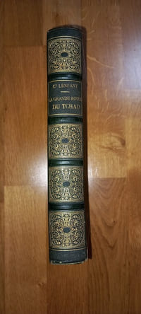 La grande route du TCHAD.
Mission de la société de géographie.
Préface par M. Le Myre de Vilers. président de la société de géographie.
Introduction de Maurice Albert. Répétiteur à l'école polytechnique.
Paris. Librairie Hachette. 1905.
