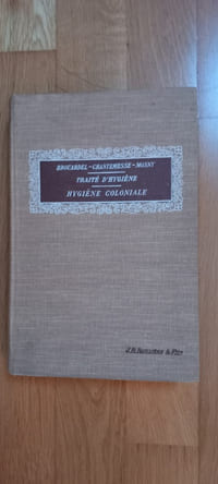 Traité d' hygiène sous la direction de MM. Chantemesse et Mosny.
XI. HYGIÈNE COLONIALE.
Avec 3 planches coloriées et 69 figures dans le texte.
Paris. Librairie Baillière et Fils. 1907.