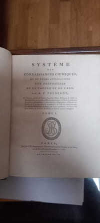 SYSTÈME DES CONNAISSANCES CHIMIQUES, ET DE LEURS APPLICATIONS AUX PHÉNOMÈNES DE LA NATURE ET DE L'ART.
Tome I (II,III,IV et V) suivis de Table alphabétique et analytique des matières contenues dans les cinq tomes du système des connaissances chimiques, rédigée par Mme Dupiery, et revue par le Cen Fourcroy.
Paris. Baudouin. Brumaire an IX-Ventôse an X (1800-1802).