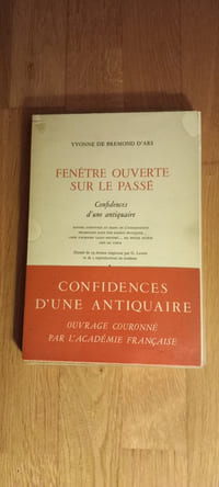 FENÊTRE OUVERTE SUR LE PASSÉ. Confidences d'une antiquaire.
Petites aventures au temps de l'adolescence; promenade dans un maison française; cher faubourg Saint-Honoré...; ma petite patrie; cris du cœur.
Illustré de 19 dessins originaux par G. Levent et de 5 reproductions en couleurs.
Ouvrage couronné par l'Académie française.
1952. Éditions Henri Lefebvre. Paris.