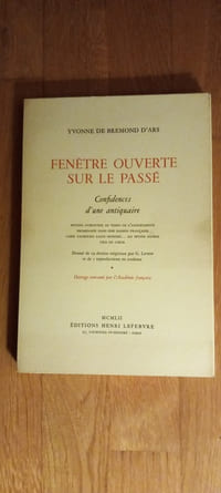 FENÊTRE OUVERTE SUR LE PASSÉ. Confidences d'une antiquaire.
Petites aventures au temps de l'adolescence; promenade dans un maison française; cher faubourg Saint-Honoré...; ma petite patrie; cris du cœur.
Illustré de 19 dessins originaux par G. Levent et de 5 reproductions en couleurs.
Ouvrage couronné par l'Académie française.
1952. Éditions Henri Lefebvre. Paris.