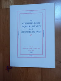 LES COURTIERS-JURÉS PIQUEURS DE VINS DANS L'HISTOIRE DE PARIS.
Pour les courtiers-jurés piqueurs de vins de Paris et leurs amis.
Imprimé dans les ateliers de Daniel Lestrade reprographe. Paris. 1985.