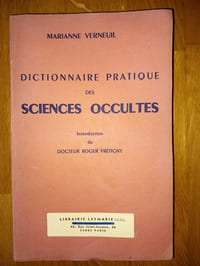 Dictionnaire pratique des SCIENCES OCCULTES.
Introduction du docteur Roger Frétigny.

[Collection La Lanterne d'Hermès. Les documents d'art. Monaco.1950.] Etiquette de relais de la Librairie Leymarie. Paris. 