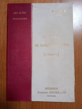 Les Alpes Françaises.
La vallée de BARCELONNETTE (L'Ubaye).
Illustré de nombreuses autotypies découpées et intercalées dans le texte.
Grenoble. ...