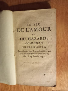 LE JEU DE L'AMOUR ET DU HAZARD,
COMÉDIE EN TROIS ACTES,
Représentée, pour la première fois, par les Comédiens Italiens ordinaires du Roi, le 23 janvier 1730.
Sans nom d'éditeur. Slnd.