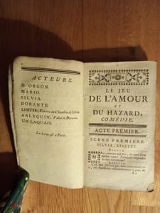 LE JEU DE L'AMOUR ET DU HAZARD,
COMÉDIE EN TROIS ACTES,
Représentée, pour la première fois, par les Comédiens Italiens ordinaires du Roi, le 23 janvier 1730.
Sans nom d'éditeur. Slnd.