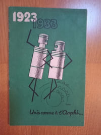 -Croquis d'amphi. 1922-23.
Album 220x270, couv. grises illustrées. Caricatures et dessins humoristiques.
-1923-1933 Unis comme à l'amphi. Réunion des anciens.
Plaquette 135x210 agrafée. Illustrations Damer. (In Memoriam. Aux morts de la guerre. Déjeuner à Barbizon. Diner et soirée dansante au Claridge).
-Plaquette 220x280 N°537 sur 1000. Couverture verte illustrée d'une très belle abeille et illustrations à pleine page.
Compte-rendu des cérémonies du 10ème anniversaire de la promotion.
-E.C.P 1923-1948 nos photos.
Album oblong 300x240. Rel. spirale métal.
Publicités + répertoire + annuaire et photos par turne.