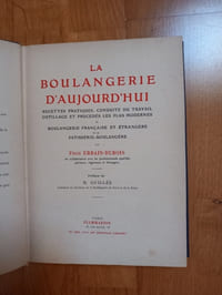 LA BOULANGERIE D'AUJOURD'HUI.
Recettes pratiques, conduite du travail, outillage et procédés les plus modernes de boulangerie française et étrangère et de pâtisserie-boulangère.
Préface de M.Guillée Président du Syndicat de la Boulangerie de Paris et de la Seine.
Paris. Flammarion. 1933.