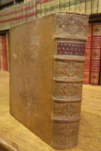 SIBYLLINA ORACULA : HOC EST, Ex veteribus codicibus emendata, ac restituta Et commentariis diversorum illustrata, Opere & studio Servatii Gallaei : Accedunt etiam Oracula Magica Zoroastris, Jovis, Apollinis, &c. Astrampsychi Oneiro-Criticum, &c. Graece & Latine.