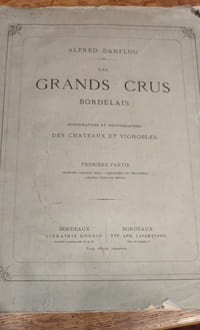 Grands Crus Bordelaos. Monographies et Photographies des Châteaux et Vignobles.
PREMIERE PARTIE de cet ouvrage recherché.
Premiers Grands Crus - Deuxièmes et Troisièmes Grands Crus du Médoc.