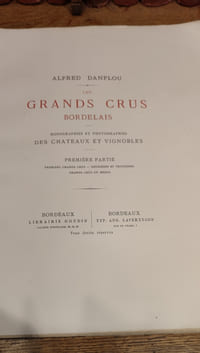 Grands Crus Bordelaos. Monographies et Photographies des Châteaux et Vignobles.
PREMIERE PARTIE de cet ouvrage recherché.
Premiers Grands Crus - Deuxièmes et Troisièmes Grands Crus du Médoc.