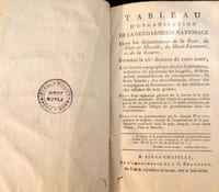 Manuel à l'usage de la gendarmerie nationale. An VIII. Tableau d'organisation de la gendarmerie nationale dans les départemens de la Roer, du Rhin et Moselle, du Mont-Tonnerre et de la Saarre, formant la 25e division de cette arme, avec la carte topographique desdits départemens, indicative du placement des brigades, de leurs points intermédiaires de correspondance, de leurs liaisons, des arrondissemens divers des compagnies et lieutenances, et des résidences des officiers de tous grades ; Suivi d'un règlement général sur le service de la gendarmerie nationale, rédigé d'après les
principes établis par la loi du 28 germinal an 6 et rendu exécutoire par le commissaire délégué du gouvernement dans ces départemens, présenté au gouvernement par le citoyen Wirion, général de brigade, chargé de l'organisation de la gendarmerie nationale dans les pays conquis, situés entre Meuse, Rhin et Moselle -
A Aix-la-Chapelle, de l'imprimerie de JG Beaufort an 8 de la république française, une et indivisible