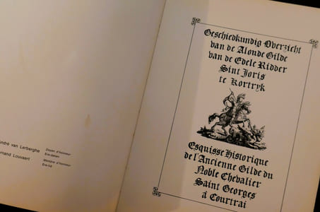 Geschiedkundig overzicht van de Aloude Gilde van de Edele Ridder Sint Joris te Kortryk - Esquisse historique de l'ancienne Gilde du Noble Chevalier Saint Georges à Courtrai - Société du Noble Chevalier St Georges sd (1972)