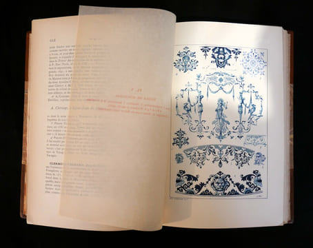 Guide du collectionneur DICTIONNAIRE DE LA CERAMIQUE - faïences - grès - poteries reproduisant cent cinquante motifs variés et 550 marques et ...