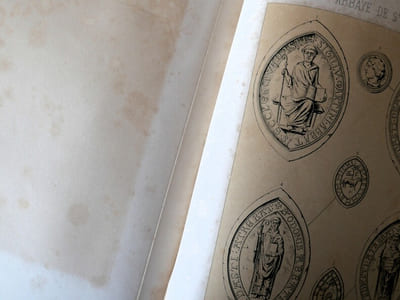 Sigillographie de la ville d'Arras et de la cité comprenant 34 planches avec catalogue analytique précédé d'un essai sur les sceaux de la commune - Recueil publié sous les auspices de l'administration municipale et du conseil - ARRAS, Topino, libraire - Paris A. Durand 1865
