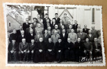 Une photographie en noir et blanc de 137x85 mm.; représentant une assemblée de 40 prêtres environ; au dos datée du 8 au 13 avril 1957. . Studio ...