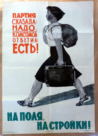 Une affiche de Komsomol Soviétique; jeune fille se rendant sur des chantiers collectifs.