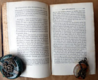 Curiosités des Inventions et Découvertes par une Société de Gens de Lettres et d'Erudits.