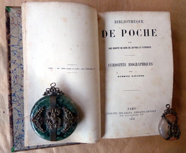 Curiosités Biographiques. Bibliothèque de Poche par une Société de Gens de Lettres et d'Erudits.