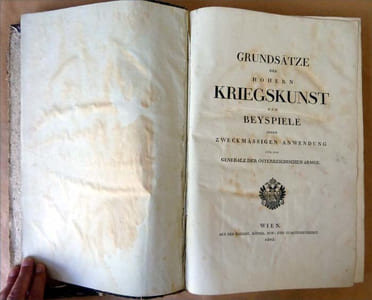Grundsätze Der Höhern Kriegskunst und Beyspiele lherer Zweckmässigen Anwendung für Die Generale Der Osterreichischen Armee. On pourrait traduire ainsi en français: Principes Supérieures des Arts de la Guerre avec exemples d'applications pratiques pour les généraux de l'Armée Autrichienne.