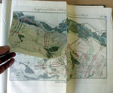 Grundsätze Der Höhern Kriegskunst und Beyspiele lherer Zweckmässigen Anwendung für Die Generale Der Osterreichischen Armee. On pourrait traduire ainsi en français: Principes Supérieures des Arts de la Guerre avec exemples d'applications pratiques pour les généraux de l'Armée Autrichienne.