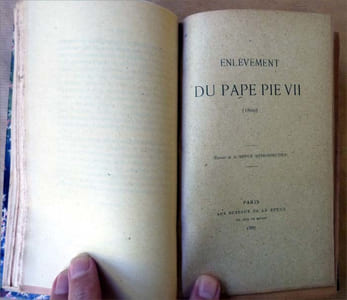 Varia. Ensemble de 25 plaquettes pour la plupart de M. Pélissier ou rapportées par lui. Certaines proviennent de La Revue Rétrospective. A savoir: "Deux satires contre Monseigneur Malachie d'Iguimbert" (6pp.); "Journal de Fauris de Saint-Vincens" élections aux états généraux à Aix en mars-avril 1789, (34pp.); "Varia. Une conspiration à Grenoble, trahie le 20 août 1792", (28 pp.) ; "Deux Volontaires de Sambre et Meuse, 1792-1797", (44pp.); " Une Détention au Temple sous le Directoire", (16pp.); "Enlèvement du Pape Pie VII 1809", (18pp.); "Documents sur la fin de l'Empire; Marie-Louise à Fontainebleau, Le Roi Joseph et l'Abandon de Paris", (12pp.); "Documents sur le séjour de Napoléon à l'île d'Elbe-Les Cent jours" réunion de témoignages de l'entourage de Napoléon, (100pp.); "Les Correspondants du Peintre François-Xavier Fabre, 1808-1834", (190pp.); "Varia. Souvenirs de Pons de l'Hérault 1814-1815", (24pp.); "Journal Anecdotique de Mahul, 1820", (16pp.); "Pièces Relatives aux Journées Des 5 et 6 juin 1832, Carcassone-Paris", (72pp.); "Lettres du Colonel Espinasse sur la prise de Rome 1849", (8pp.); "Pièces relatives aux départements du Midi en Mai et juin 1793", (24 pp.); "De L'Amour des Livres" par Léon-G. Pélissier, édition originale, Aix Makaire, 1888, exemplaire sur hollande N°25/25 premier papier, (26pp), non rogné.