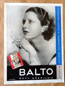Affiche publicitaire à double face pour les marques de Tabac Balto d'un côté et Gitane Vizir de l'autre, destinée à être collée sur une vitrine de magasin. 