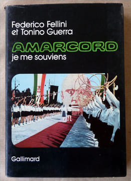 Amarcord. Je me souviens. Avec une photo dédicacée signée de Fellini, à Rome en 1973.. Fellini (Federico) et Guerra (Tonino).