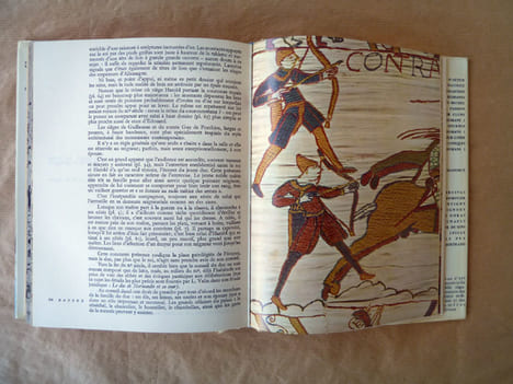 La Tapisserie de Bayeux et la Manière de Vivre au Onzième siècle. "La Nuit des Temps".. Bertrand (Simone), conservateur de la tapisserie de Bayeux.