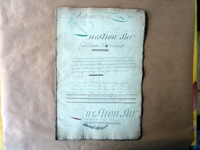 Exercice de Calligraphie du XVIIIème siècle ayant pour thème la comptabilité d'un maçon devant bâtir 4 corps de Logis; d'un aubergiste ayant acheté du vin; de commerce de blé; de vente d'argenterie; du commerce de boulangerie; de la construction de remparts à La Rochelle...