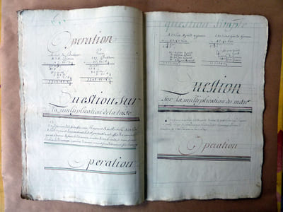 Exercice de Calligraphie du XVIIIème siècle ayant pour thème la comptabilité d'un maçon devant bâtir 4 corps de Logis; d'un aubergiste ayant acheté du vin; de commerce de blé; de vente d'argenterie; du commerce de boulangerie; de la construction de remparts à La Rochelle...