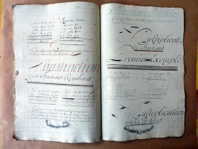 Exercice de Calligraphie du XVIIIème siècle ayant pour thème la comptabilité d'un maçon devant bâtir 4 corps de Logis; d'un aubergiste ayant acheté du vin; de commerce de blé; de vente d'argenterie; du commerce de boulangerie; de la construction de remparts à La Rochelle...