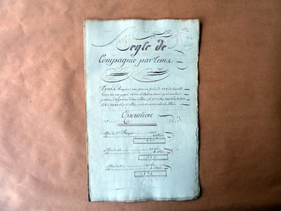 Exercice de Calligraphie du XVIIIème siècle ayant pour thème la comptabilité d'une association de banquiers; les règles de compagnie double; un curieux exercice comptable sur un pélerin faisant l'aumône à 3 pauvres ; les règles concernant la comptabilité de l'or, de l'argent, du cuivre; la comptablité de 3 moulins à Montpellier; la règle concernant le commerce du blé....