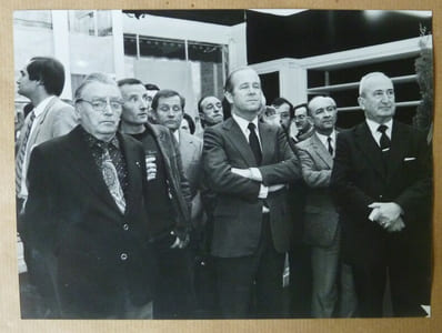 Photographie de Jean François Poncet, sénateur du Lot-et-Garonne; Président du Conseil Général; dernier ministre des affaires étrangères du Président Giscard d'Estaing avec son groupe de collaborateurs.