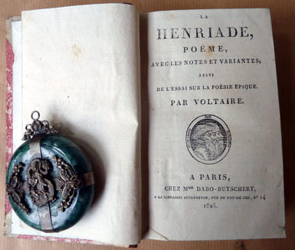 La Henriade. Poëme, avec les notes et variantes, suivi de l'essai sur la Poésie épique.. Voltaire.