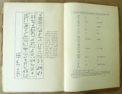 Introduction à l'Etude des Hiéroglyphes. Avec un portrait de Champollion, 3 planches et 5 figures.