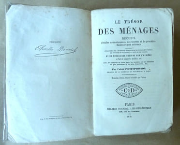 Le Trésor des Ménages. Recueil d'utiles connaissances, de recettes et de procédés faciles et peu coûteux, concernant l'industrie, l'économie domestique, la cuisine, l'office, le potager, le jardin, la cave et le cellier.... Et de précieuses notions sur l'hygiène et l'art de soigner les malades...