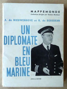 Un diplomate en bleu marine;