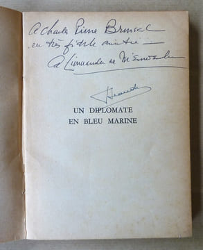 Un diplomate en bleu marine;. Nieuwenhove (A. De) et Beaudean (R. De).