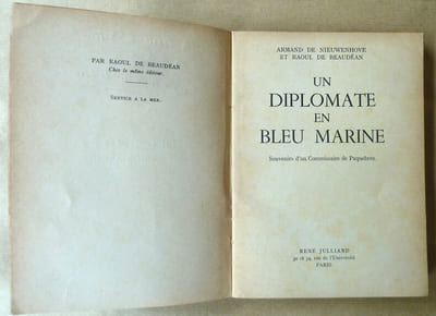 Un diplomate en bleu marine;