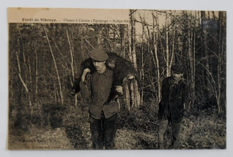 CPA. Forêt de Vibraye- Chasse à courre (Equipage " Rallye Sillé").. undefined