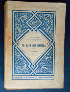AU PAYS DES MENHIRS . Illustrations de Paul Dufresne .
