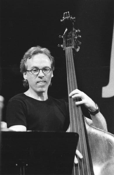 Superbe photographie en tirage argentique du bassiste Marc Johnson, prise en Su&egrave;de, en 1999, lors du Kristianstad Jazz Festival.. ( Photographies - ...