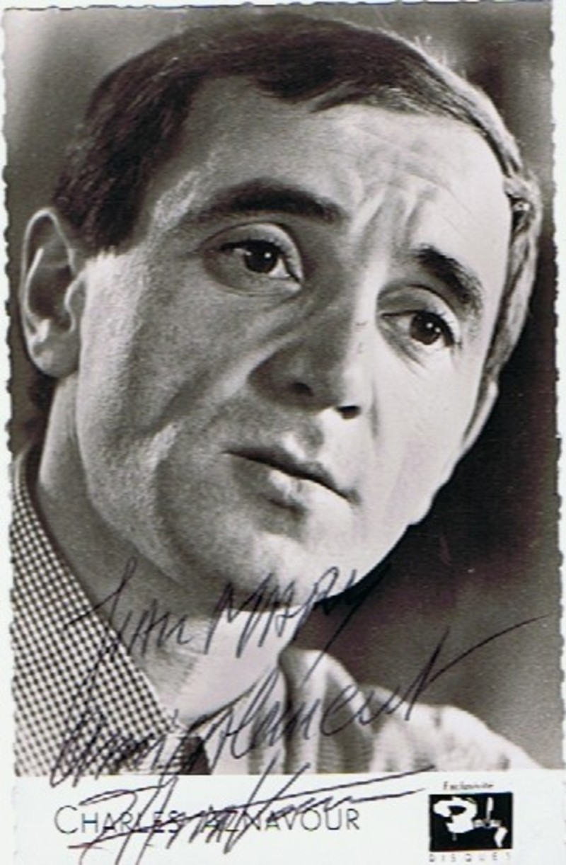 Carte postale dédicacée et signée par Charles Aznavour. . ( Chanson Française ) - Charles Aznavour.