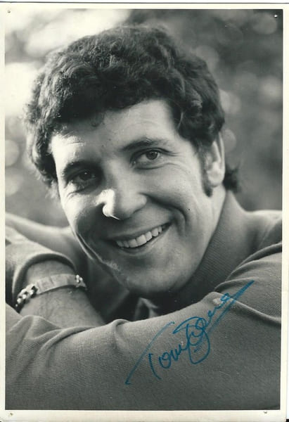 James Bond : Thunderball, Original Motion Picture Soundtrack + Photographie en tirage argentique, promotionnelle, de Tom Jones, sign&eacute;e. ( Collection ...