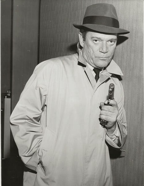 Photographie originale argentique de Eddie Constantine dans le r&ocirc;le de Lemmy Caution dans le film de Jean-Luc Godard : Alphaville.. ( Photographies - ...