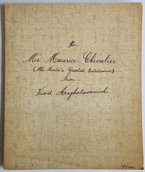 Photographie originale de Visid Angkatavanich devant sa collection consacr&eacute;e &agrave; Maurice Chevalier avec superbe d&eacute;dicace du collectionneur &agrave; Maurice ...