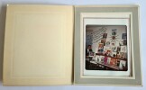 Photographie originale de Visid Angkatavanich devant sa collection consacrée à Maurice Chevalier avec superbe dédicace du collectionneur à Maurice ...