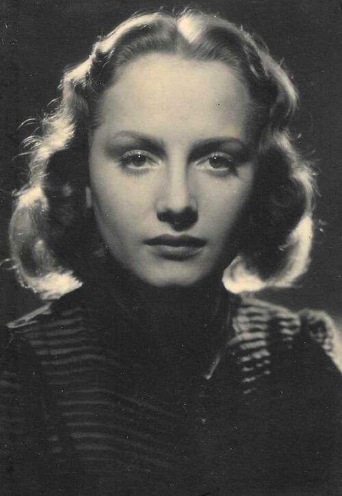 Magnifique ensemble de documents consacr&eacute; &agrave; la com&eacute;dienne Francine Berthe Florence Willems dite Francine Bessy, compos&eacute; de 6 photographies argentiques ...